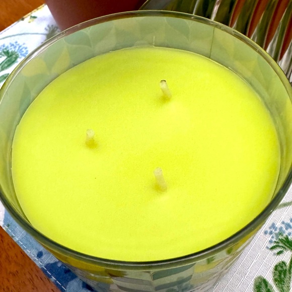 🍁Bath & Body Works 3 Wick Berry Mistletoe Candle - Picture 2 of 3